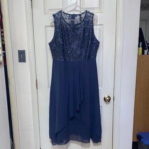 Chic Navy Floral Lace Midi Dress